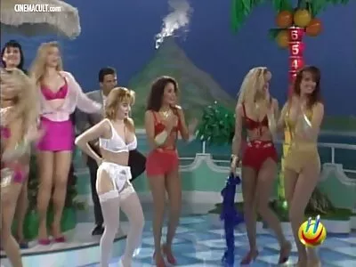 Busty عورت اپنے کلائنٹ کو چود رہا ہے