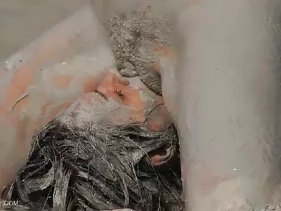 ینگ اسٹڈ پاؤنڈنگ ماں کو سخت
