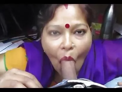 پتلی نینی چیریٹی کرافورڈ نے اپنی چھوٹی بلی کو ڈرل کیا ہے۔