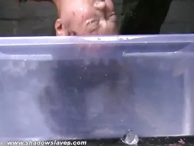 سرخ بالوں والی لڑکی چیخ رہی ہے اور کراہ رہی ہے۔