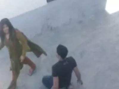 کالے بالوں والی کاروباری خاتون کو کیلوں سے جکڑا گیا۔
