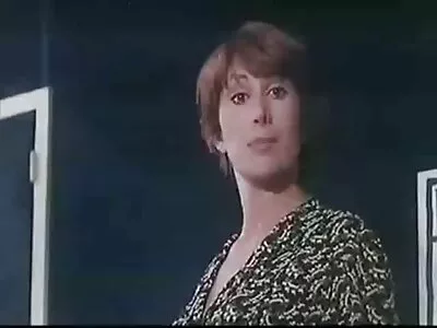 نتاشا میز پر اچھی خوش کن ٹانگوں والی برونیٹ