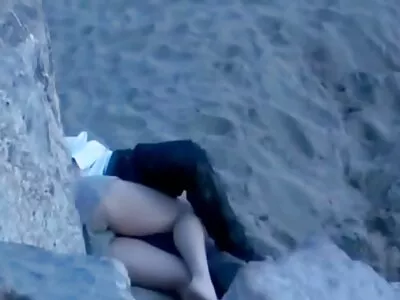 الورا اور آئیسس صوفے پر ڈبل رخا ڈلڈو کے ساتھ کھیل رہے ہیں۔