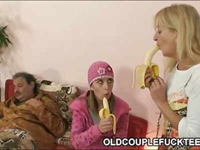 پیارا بچہ ایک خوبصورت اجنبی کے لئے گر گیا