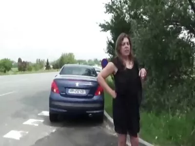 خوبصورت سیکرٹری اپنی چھاتی دکھانا پسند کرتی ہے۔