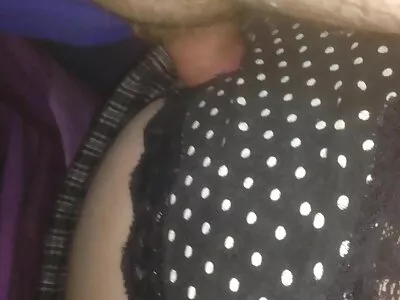 پیلا سرخ بالوں والی بیب آریا کارسن چوستی ہے اور سخت چوبتی ہے۔