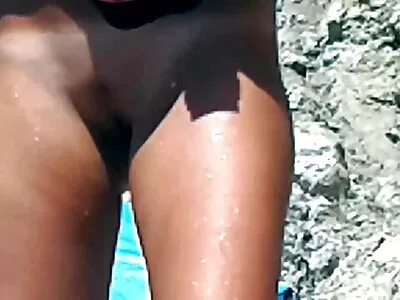 Busty MILF برٹنی امبر بستر میں آبنوس لڑکی کی طرف سے fucked
