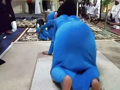 بڑی ٹائٹڈ عورت یوگا ٹیچر ہے۔