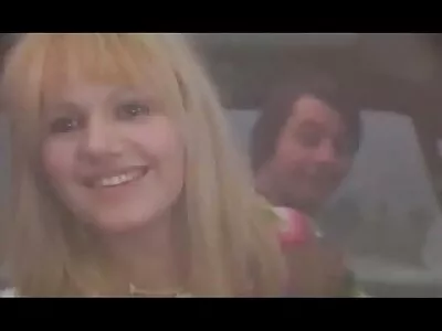 Cassie Del Isla بڑا رسیلی لنڈ چوستا ہے اور کمرے میں ٹکرا جاتا ہے۔