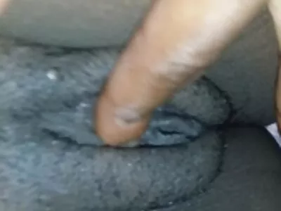 دو سیزلنگ MILFs جیسی کے سخت لنڈ کو بانٹ رہے ہیں۔