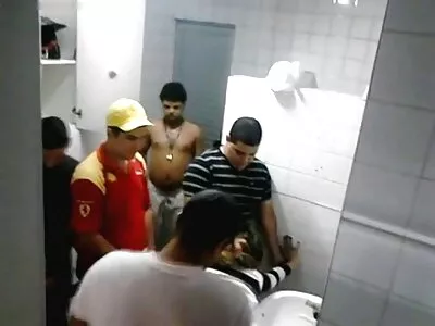 نووا کین کو اس کی بلی کو چودنا اور چہرے پر کریم لگانا پسند ہے۔
