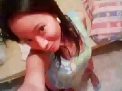 سنہرے بالوں والی کوگر اپنے پریمی کے لنڈ کا رس چوس رہی ہے۔