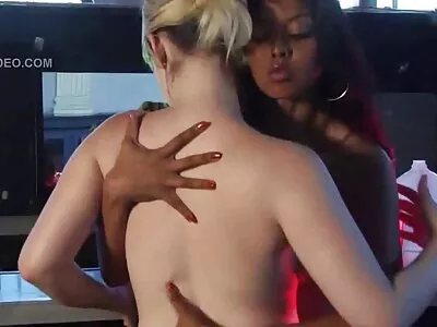 دو شاندار brunettes باہر محبت کرتے ہیں